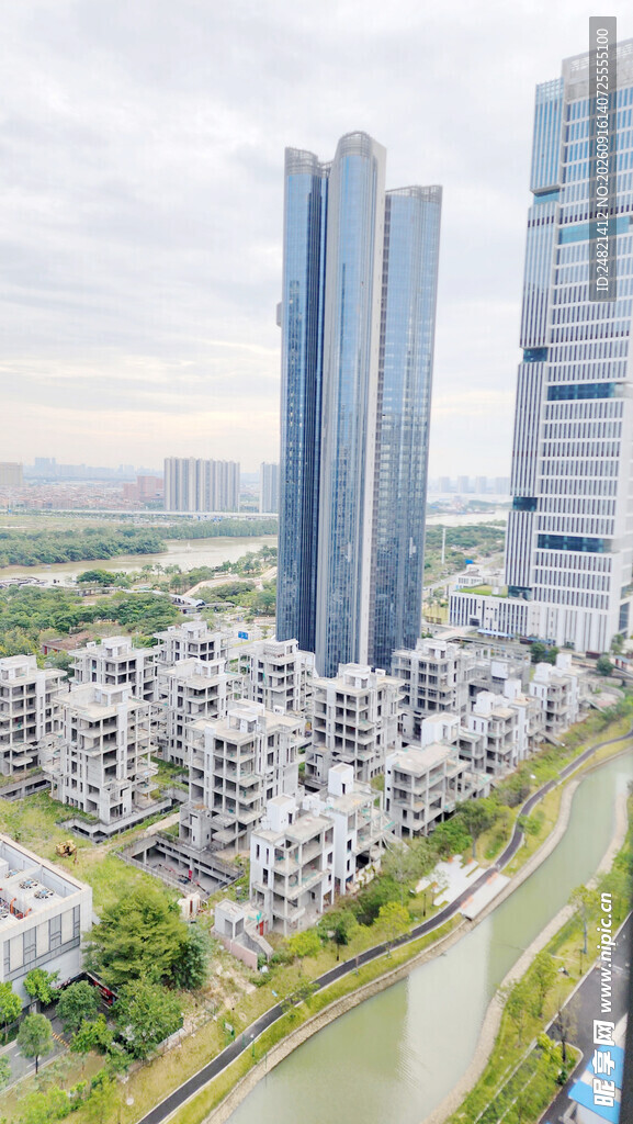 河畔高楼林立的城市景观