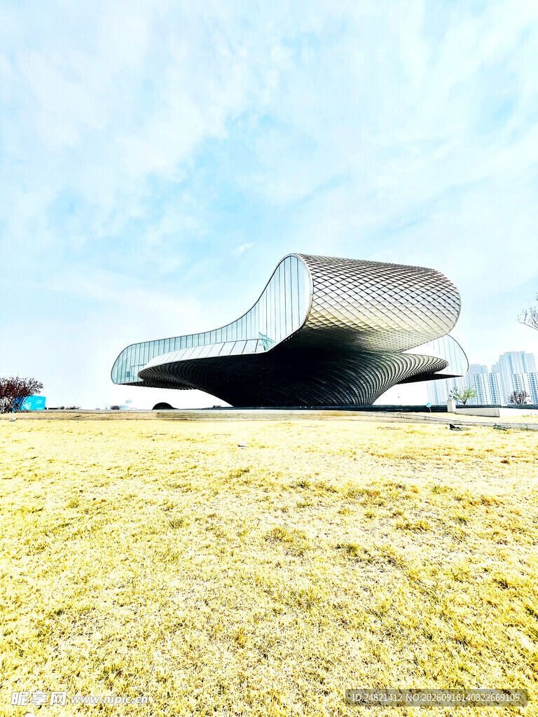 现代风格建筑坐落于草地
