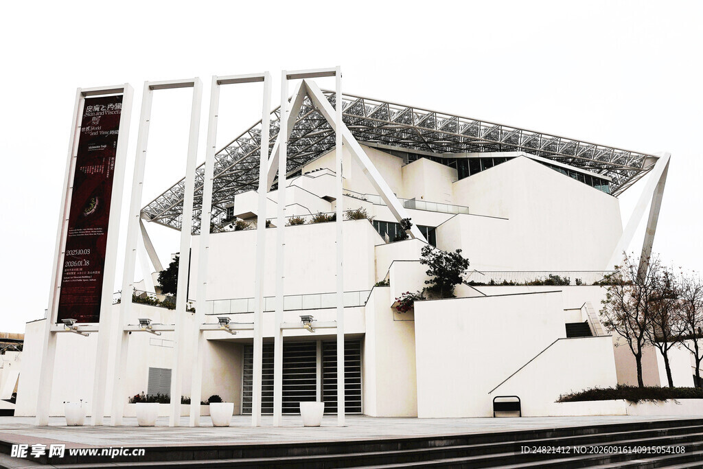现代风格白色建筑外观