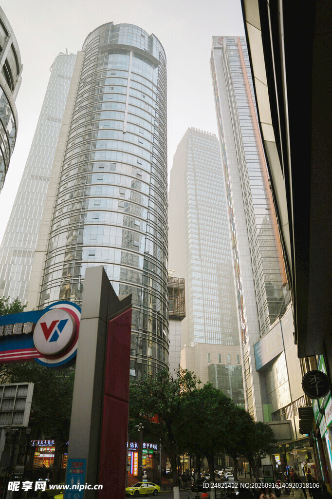 都市繁华街景中的摩天大楼