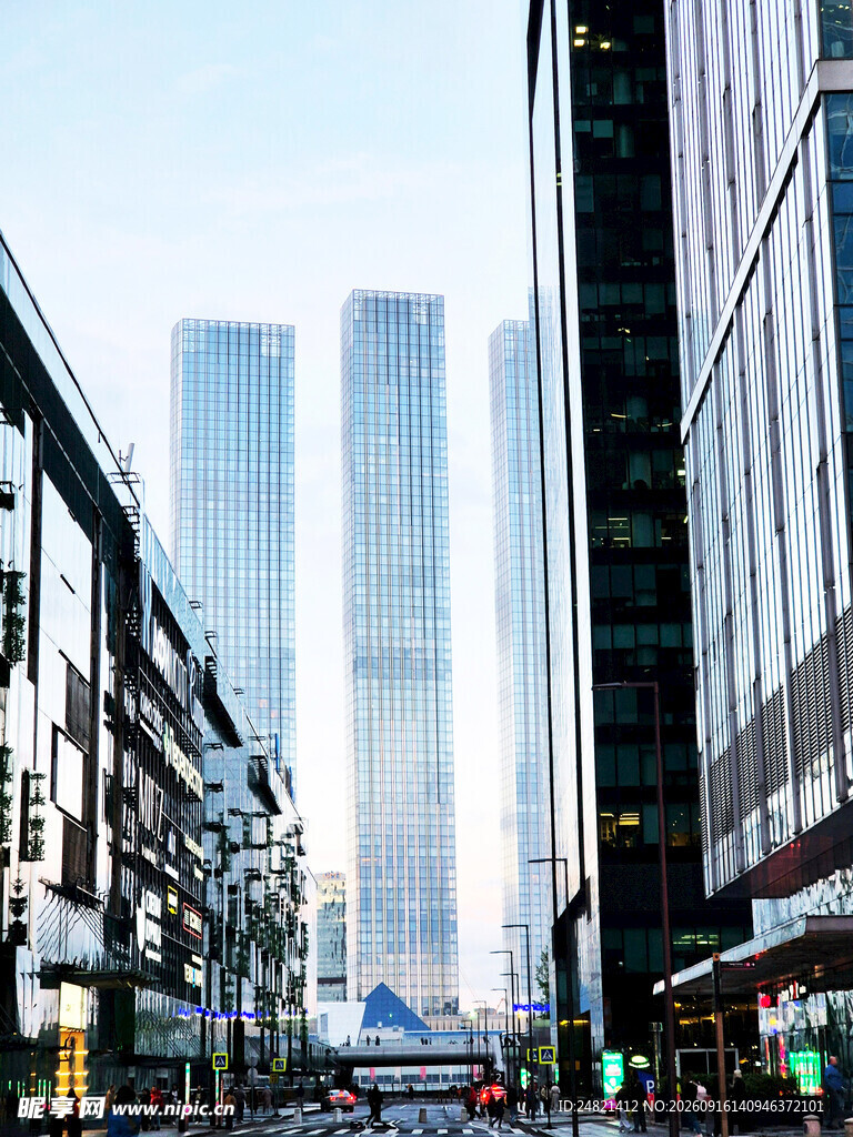 城市街道与摩天大楼景观