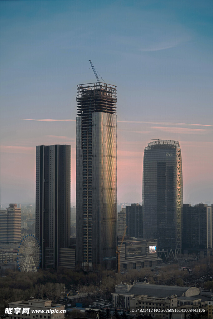 城市天际线中的摩天建筑群