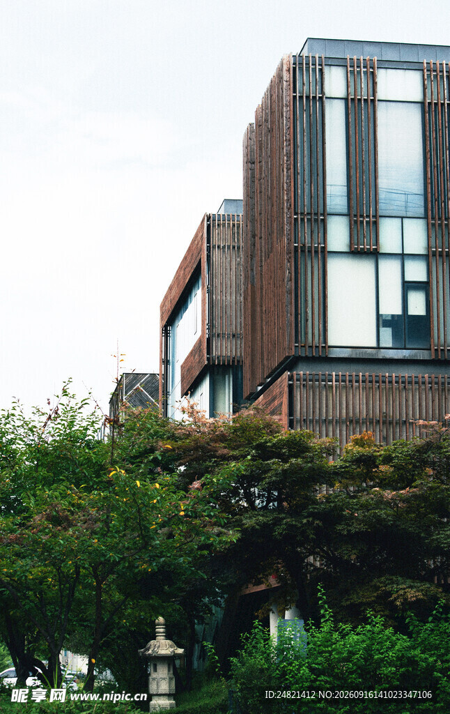 现代风格建筑与绿植景观
