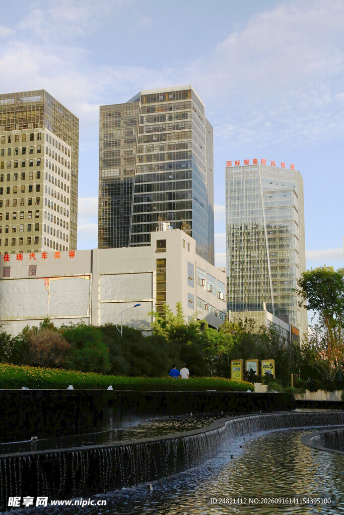 城市河畔的现代高楼景观
