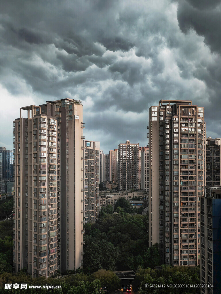 城市高楼与阴沉天空景象