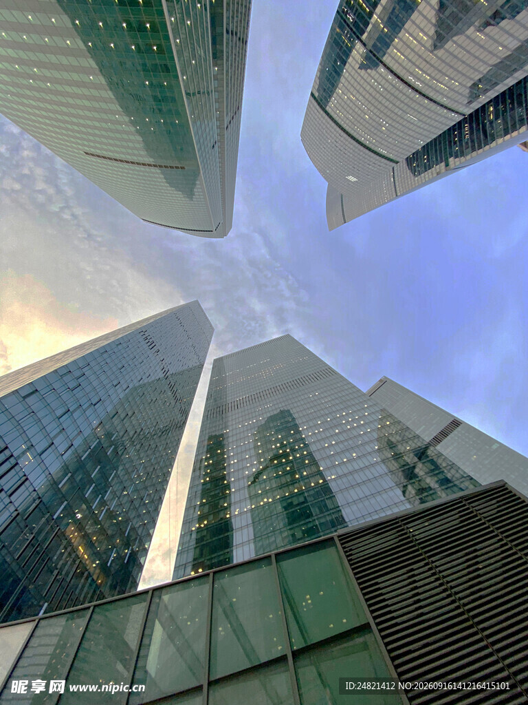 仰视都市摩天大楼景观