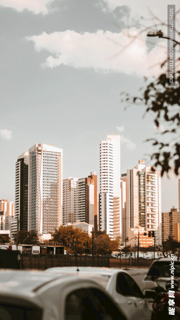 城市高楼与近处车辆景观