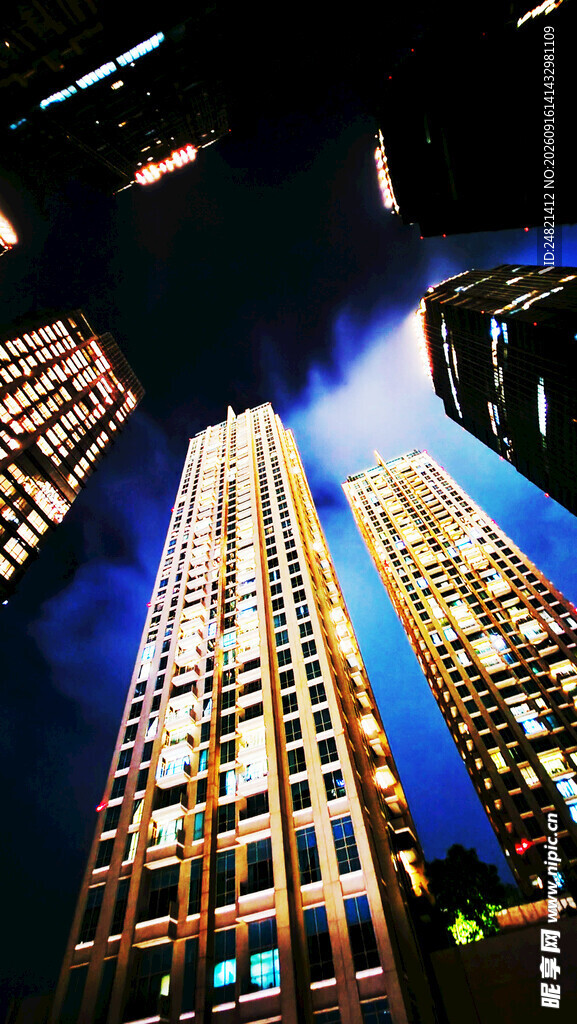 都市璀璨夜景摩天大楼