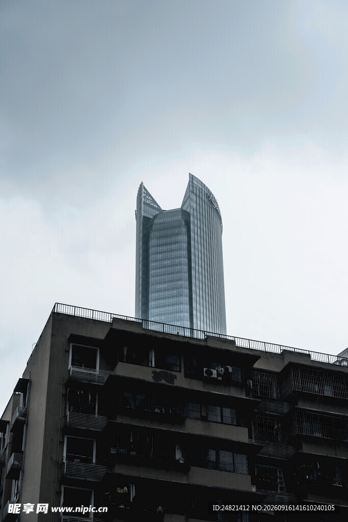 新旧建筑对比的城市景象