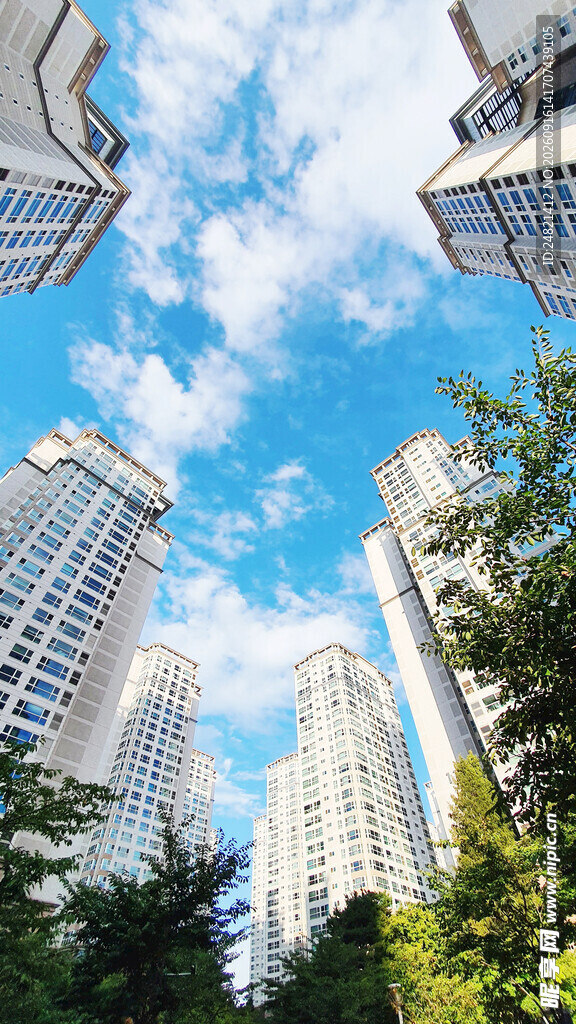 仰望都市高楼与蓝天白云