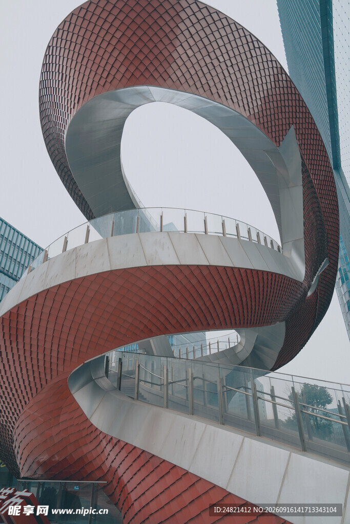 红色螺旋形户外艺术建筑