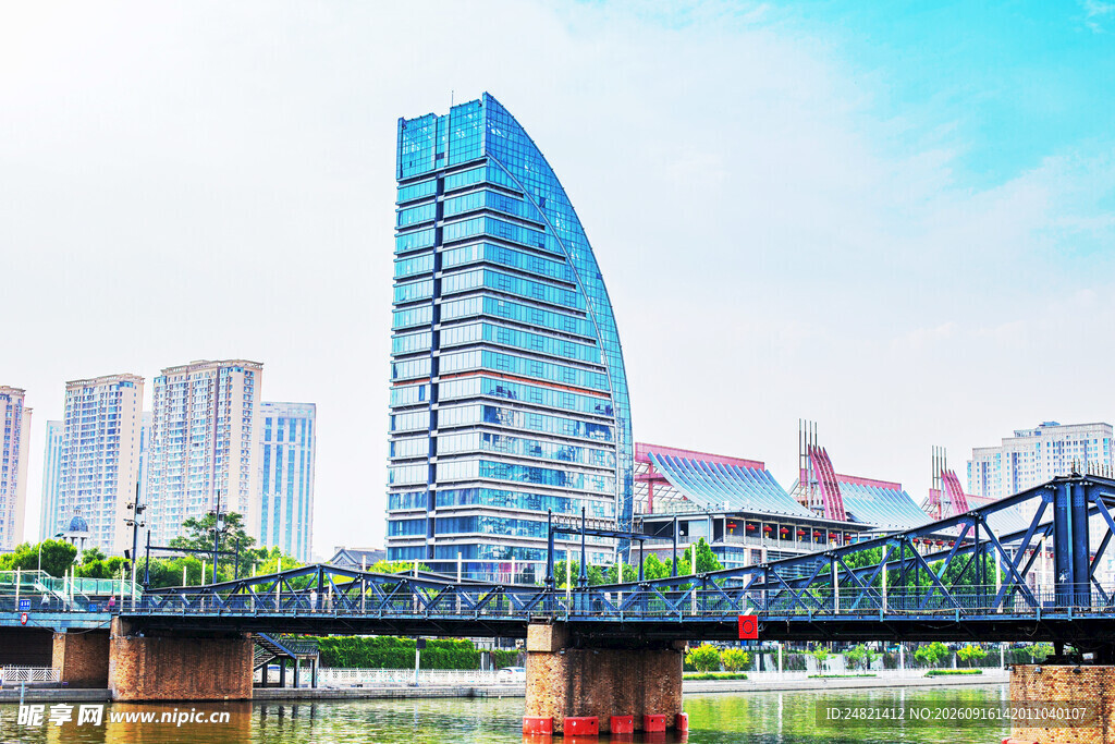 城市河畔摩天大楼与桥梁