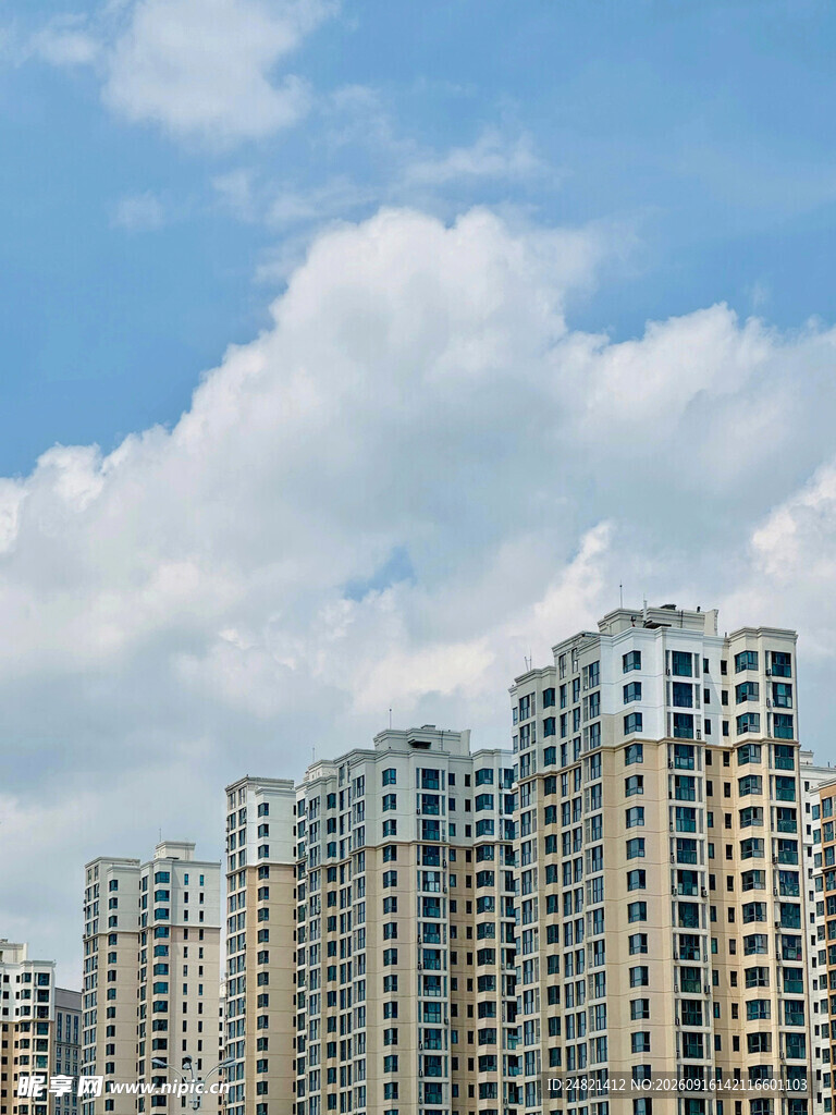 城市高楼林立的天际线