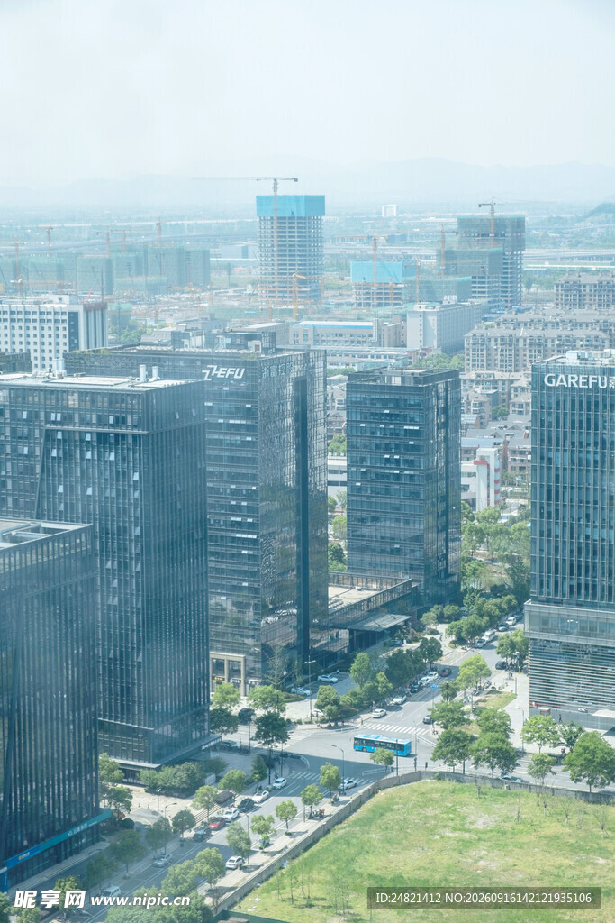 城市高楼与绿地景观