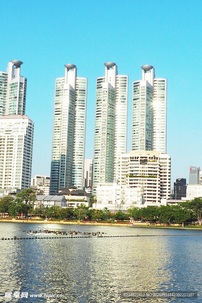 湖畔高楼林立的城市景观