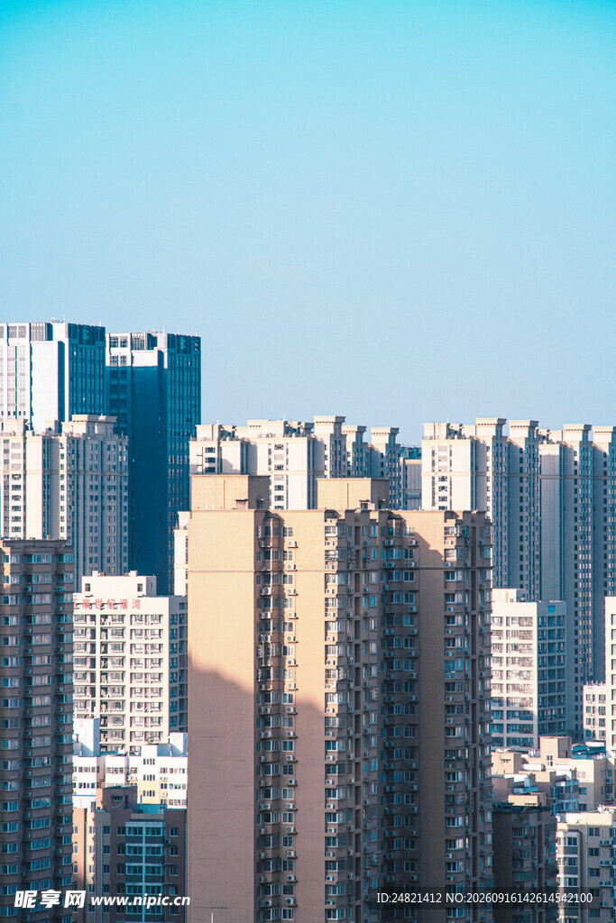 城市高楼林立的天际线