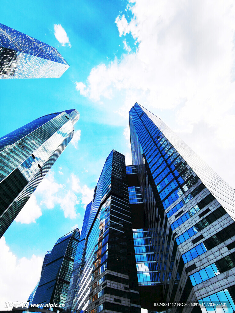 仰望都市摩天大楼
