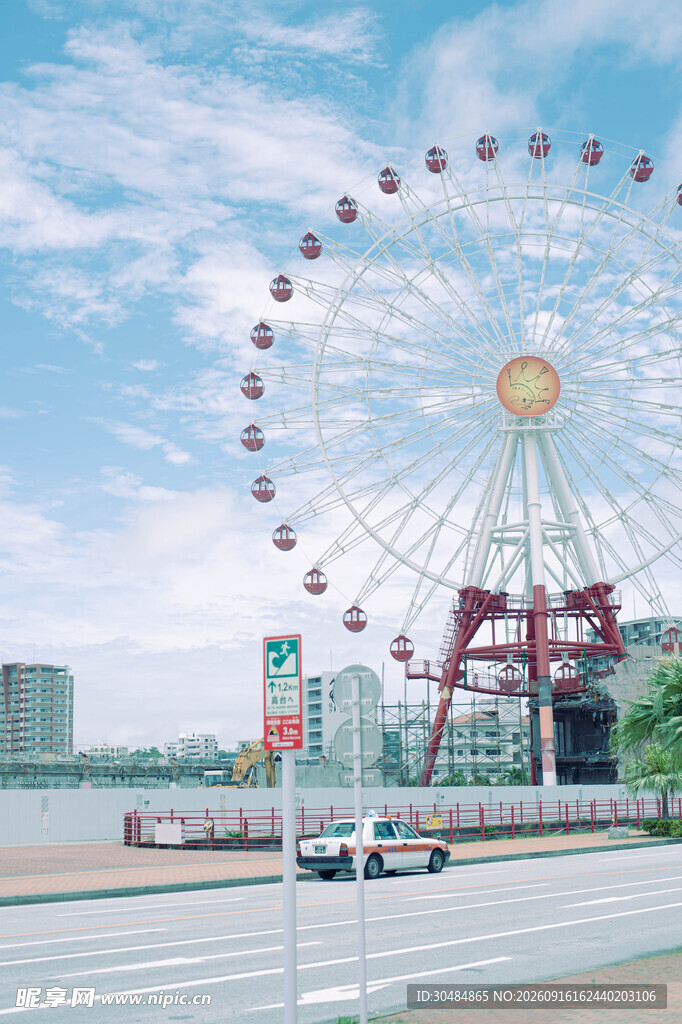 城市中的巨型摩天轮景观