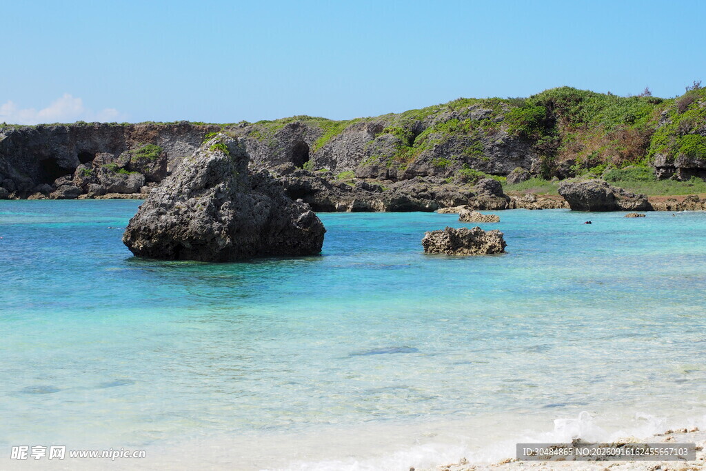 美丽海岛清澈海水与礁石