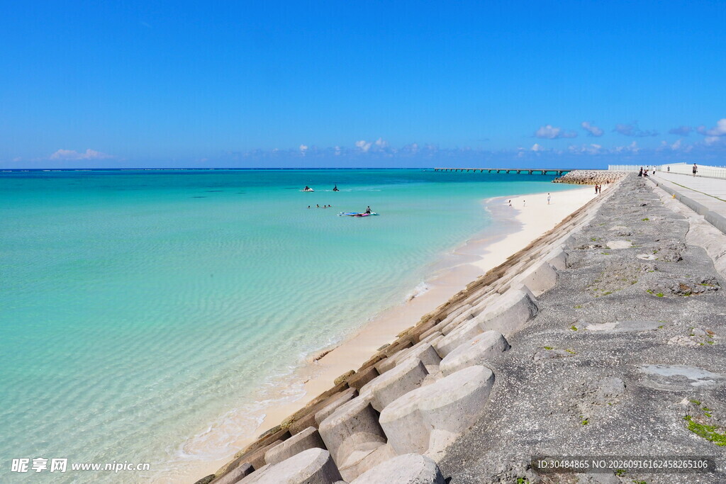 海边石砌防波堤与碧海蓝天
