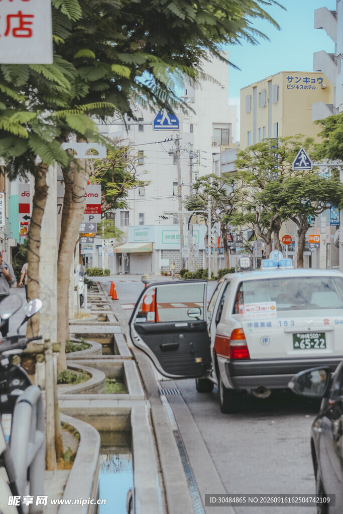 城市路边停车景象