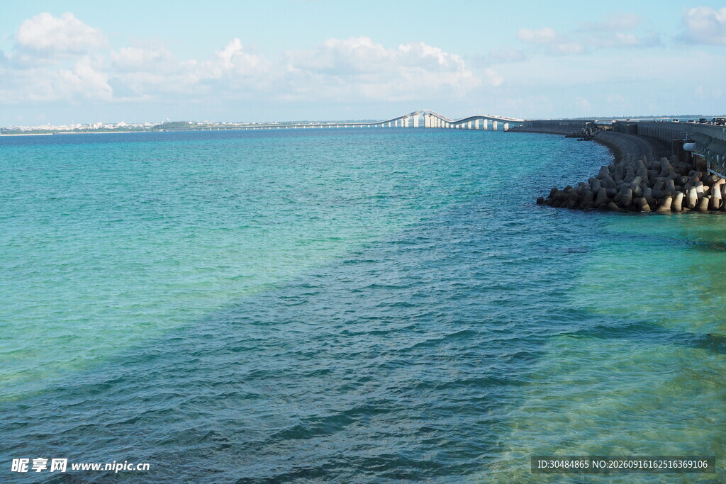 碧海蓝天的美丽海岸线