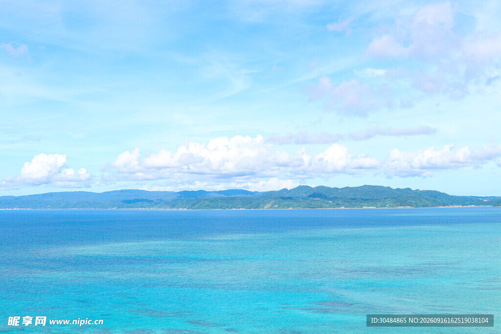 碧海蓝天中的远方岛屿