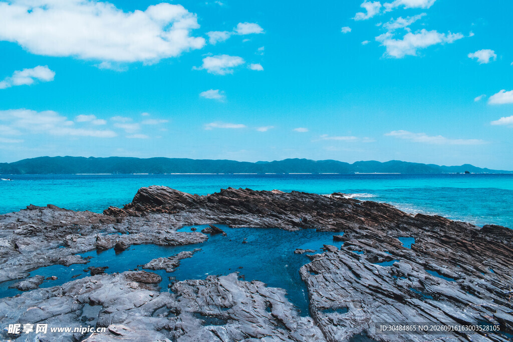 海边嶙峋礁石与湛蓝大海