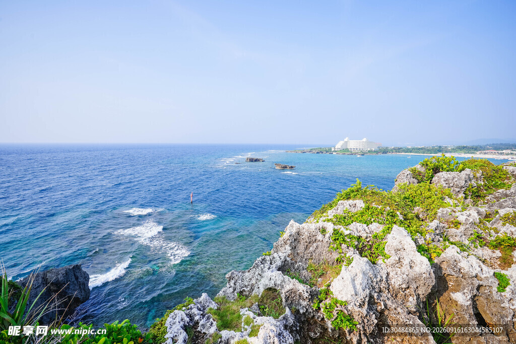 海边嶙峋岩石与蔚蓝大海