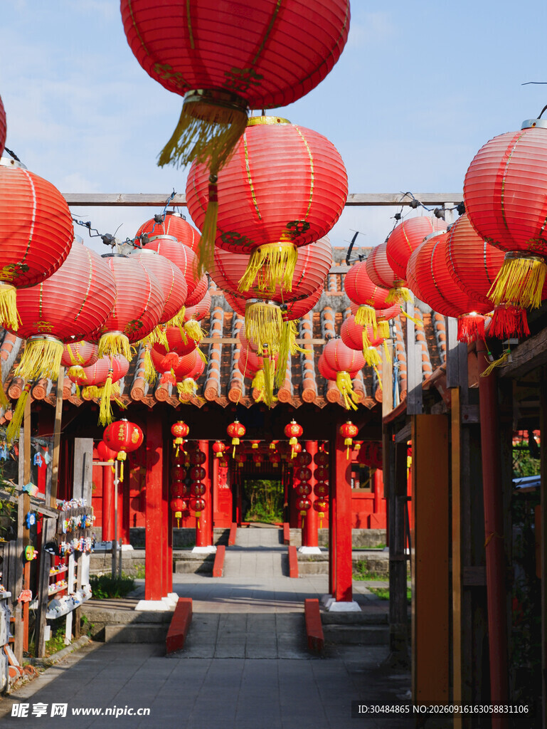 红灯笼装点的热闹街道