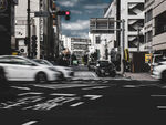 城市街头车辆穿梭景象