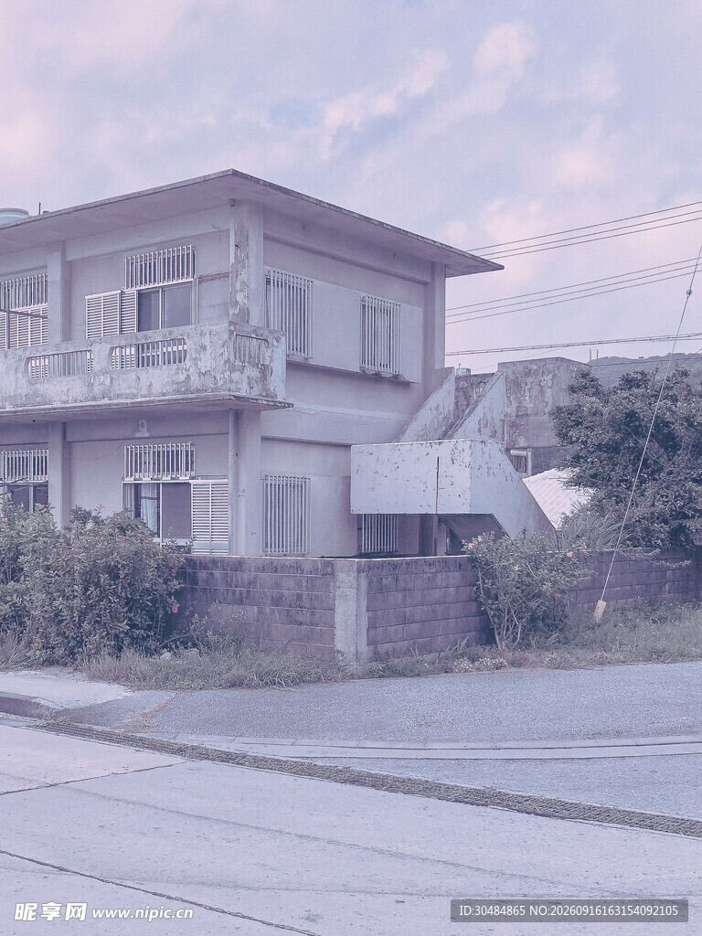 老旧两层房屋外观景象
