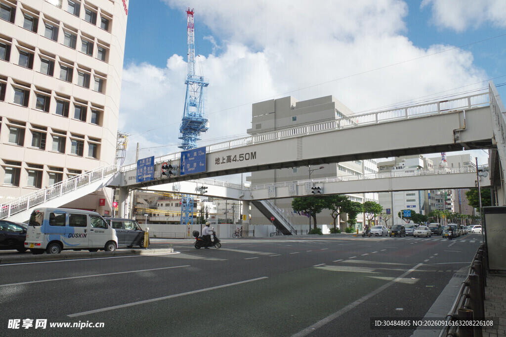 城市道路上的高架桥施工