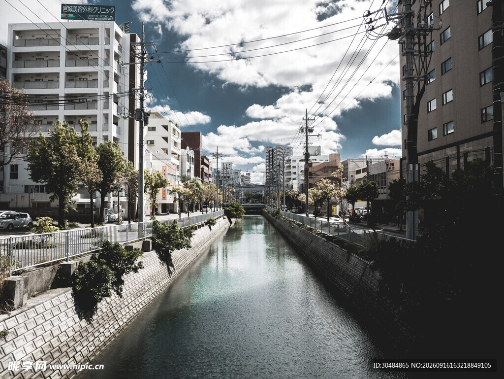 城市河道旁的建筑风景