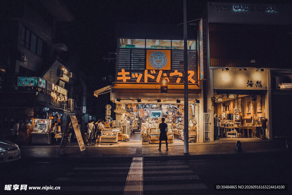 夜晚街头的温馨店铺景象