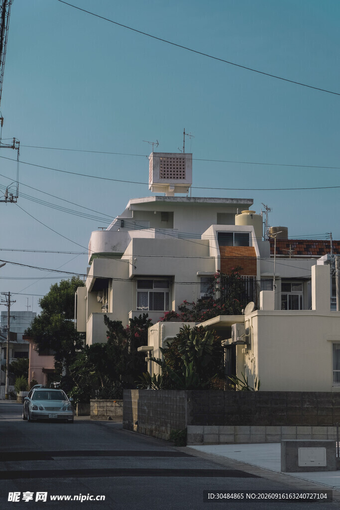 街道旁的多层白色建筑