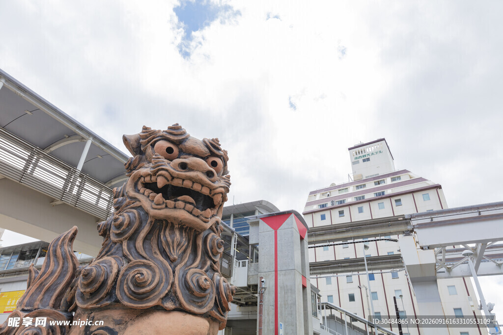 城市中的传统石狮子雕塑
