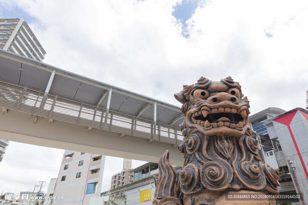 城市中的威严石狮子雕塑