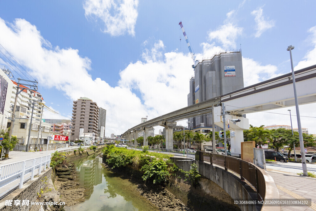 城市河畔与高架桥景观