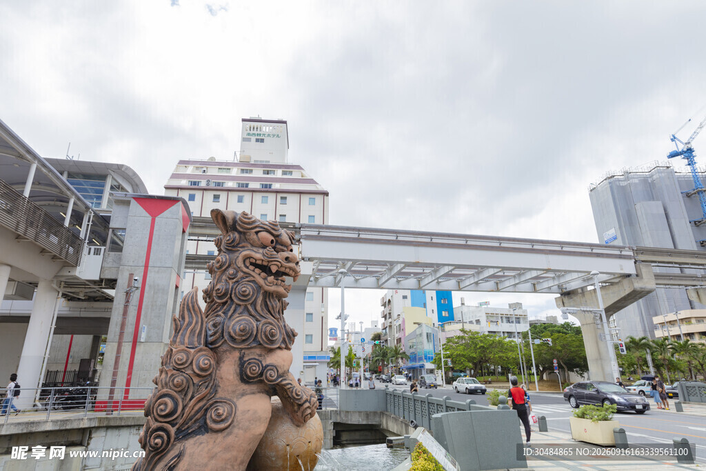 城市街头雕塑与高架桥景观
