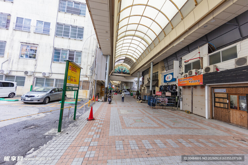 城市街道旁的商业街景象