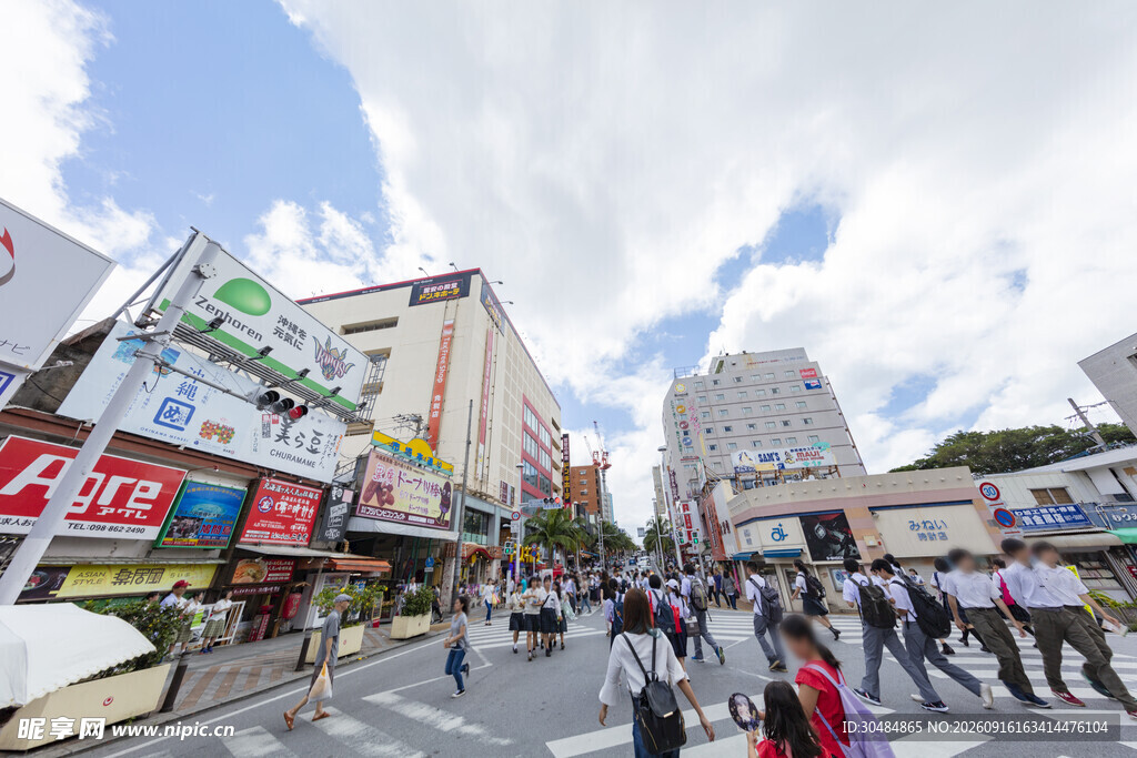 繁华都市街道热闹景象