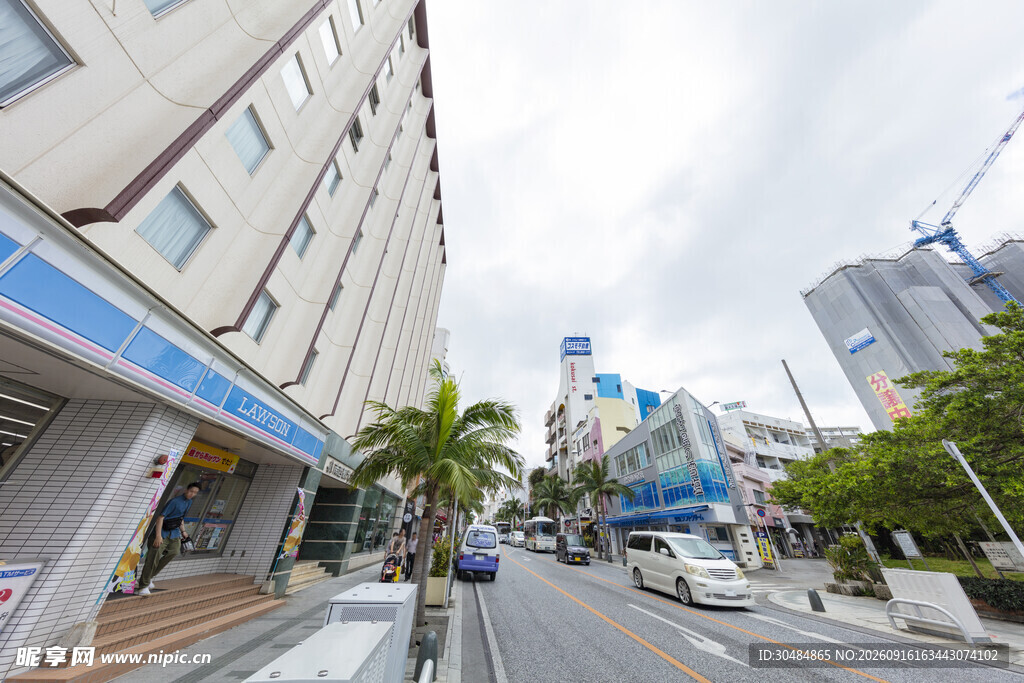 城市街道两旁的建筑景观