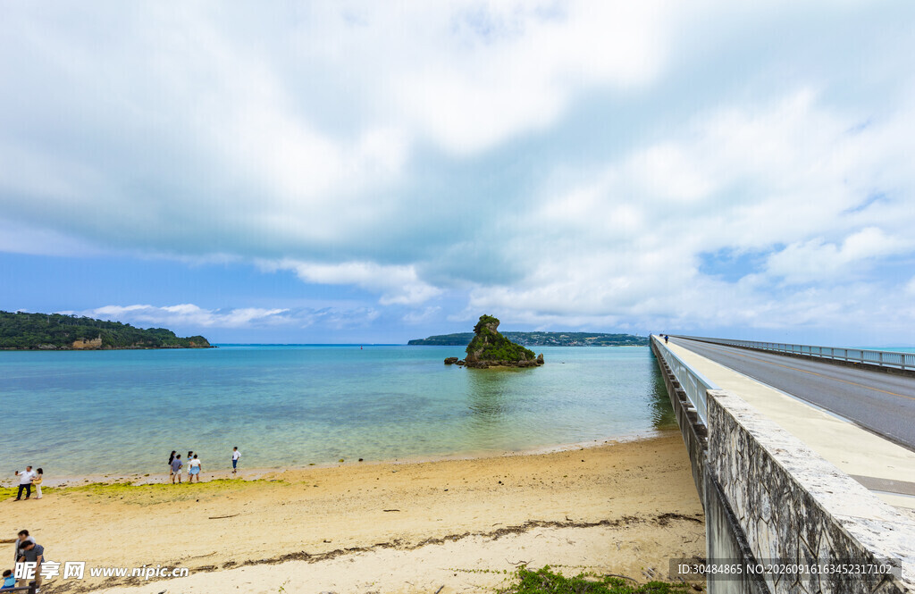 海滨公路旁的美丽沙滩