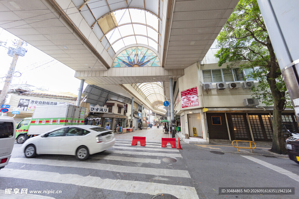 城市街道下的过街天桥景观