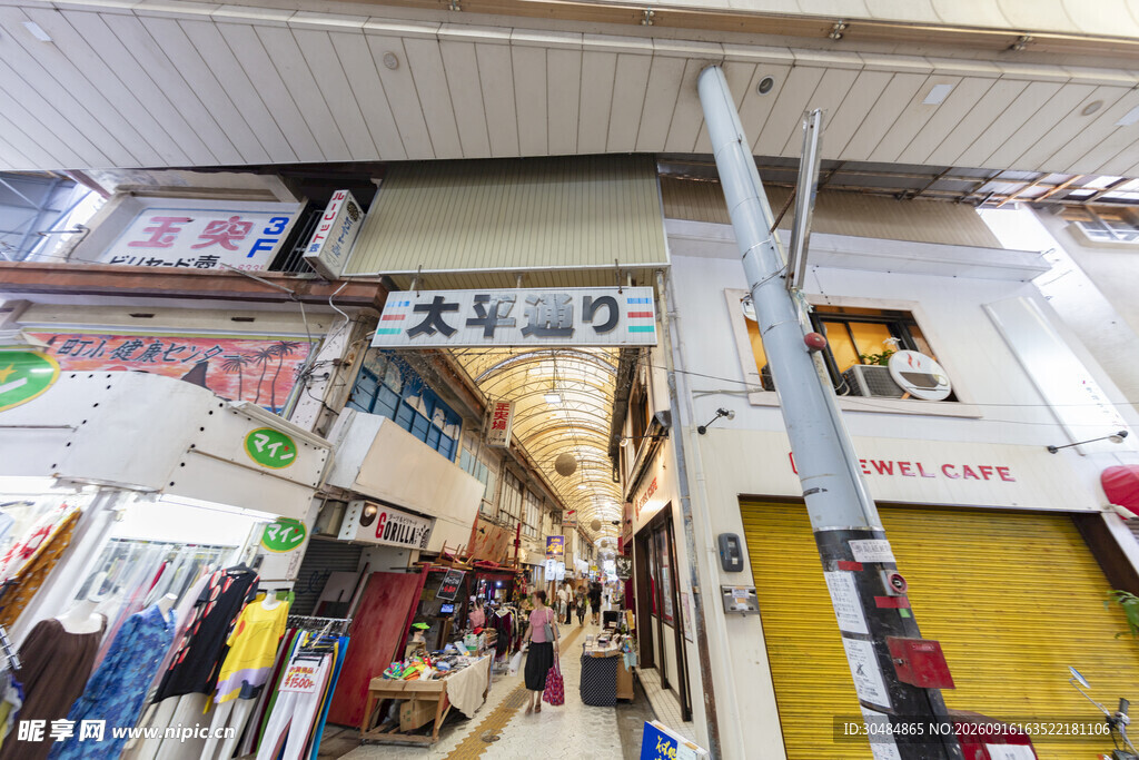 热闹商业街景象