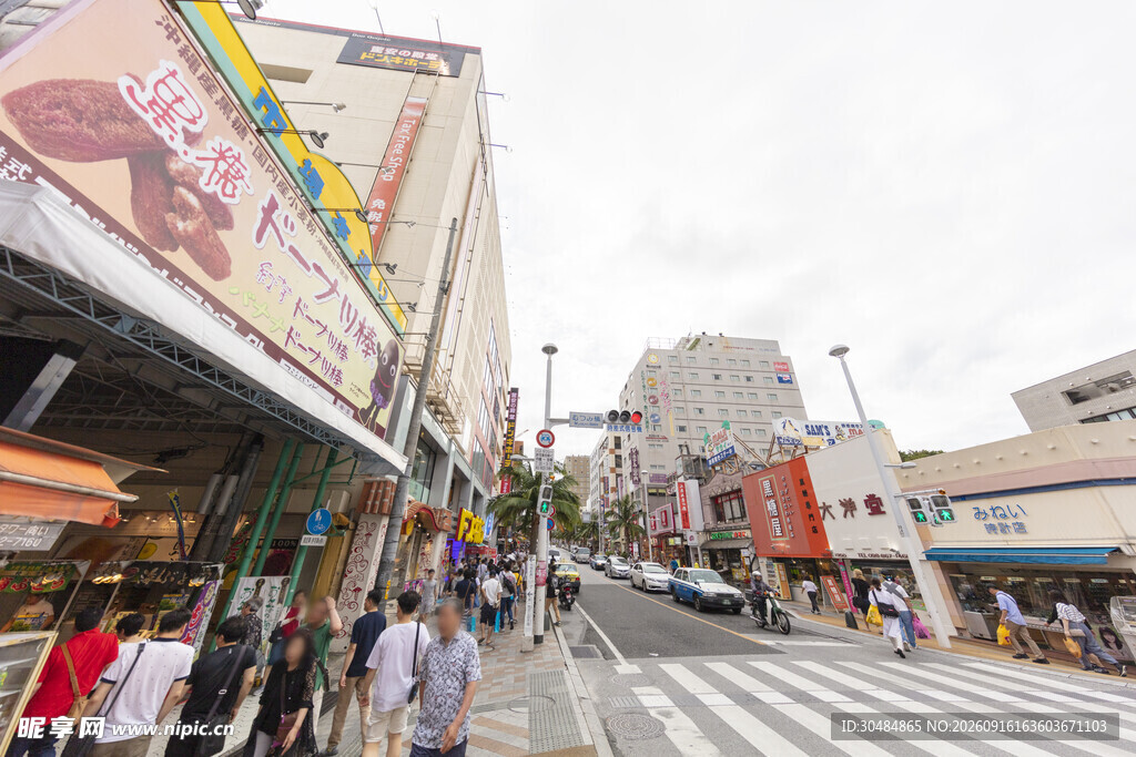 繁华都市街道行人景象