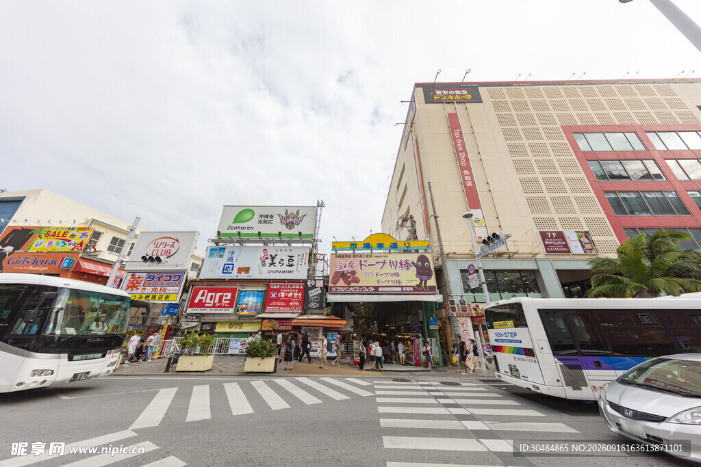 城市街头热闹的公交站点