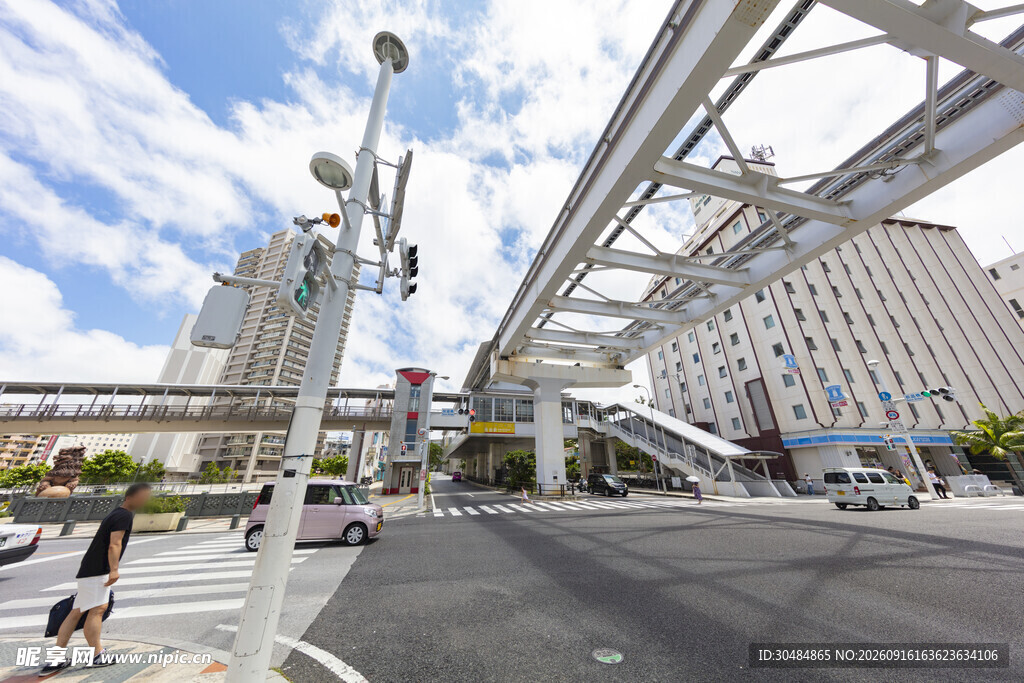 城市高架下的街道景象