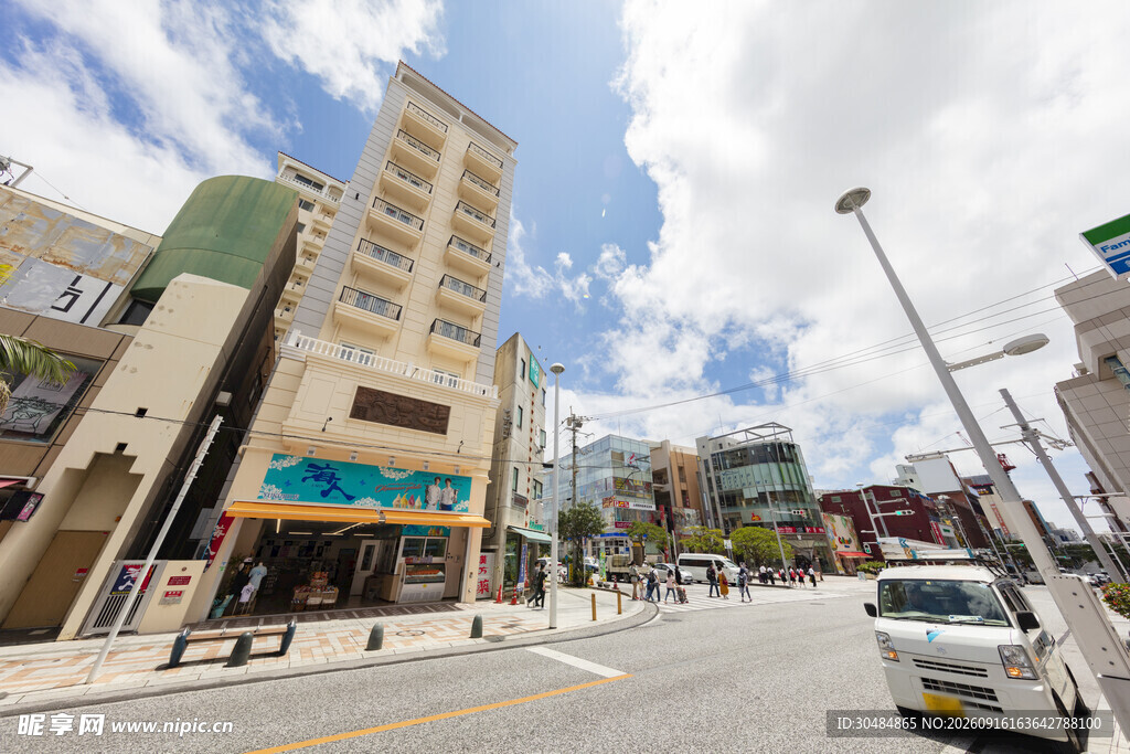 城市街道旁的多层建筑